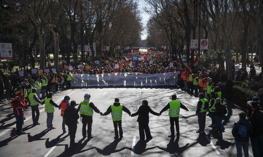 El cordón de seguridad en la cabecera de la marcha de la Marea Ciudadana de Madrid. REUTERS/Andrea Comas