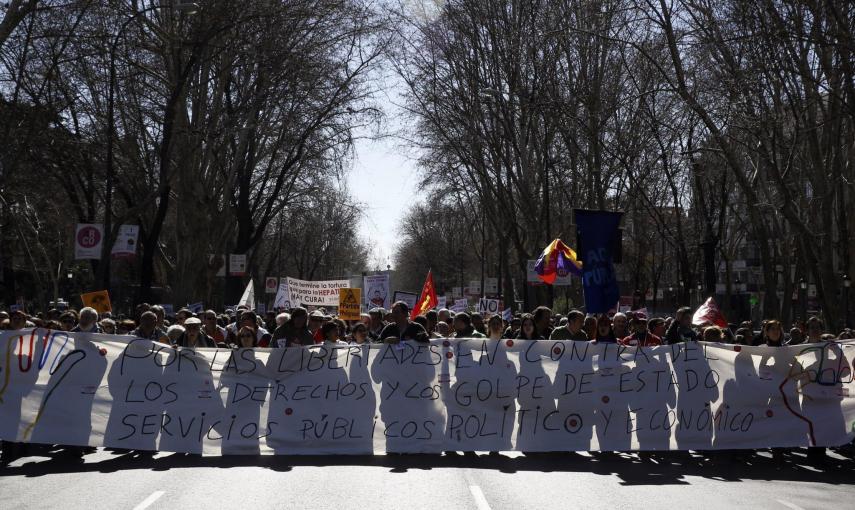 Manifestación convocada por Marea Ciudadana Madrid bajo el lema 'Por las libertades, los derechos y los servicios públicos. Contra el golpe de estado político y económico', por el Paseo del Prado de Madrid. EFE/Paco Campos