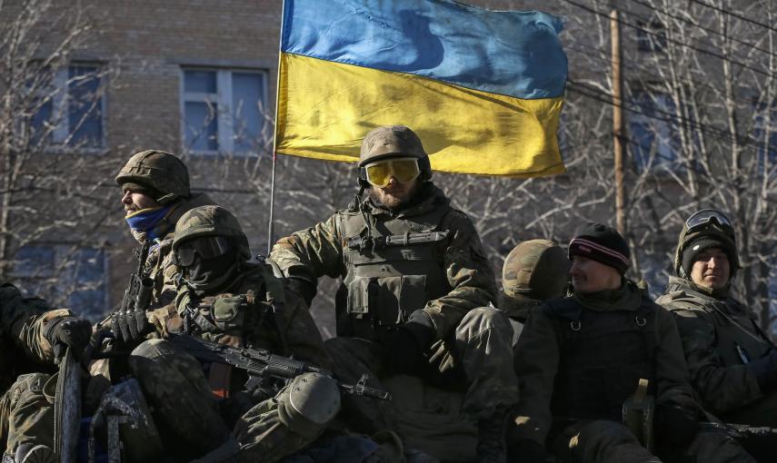 Miembros de las fuerzas armadas ucranianas armados sobre un tanque en Artemivsk, este de Ucrania./REUTERS-Gleb Garanich
