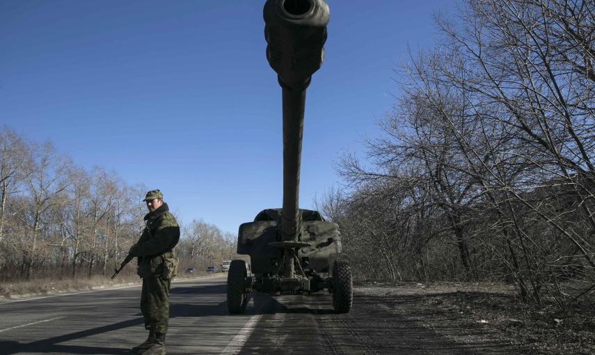 Un hombre armado permanece junto a un tanque de los autoproclamados separatistas de la República Popular de Donetsk./REUTERS-Baz Ratner