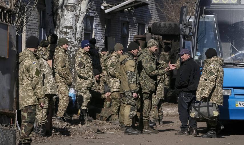 Militares ucranianos en la base militar antes de abandonarla para irse a casa, en Artemivsk, este de Ucrania./REUTERS-Gleb Garanich