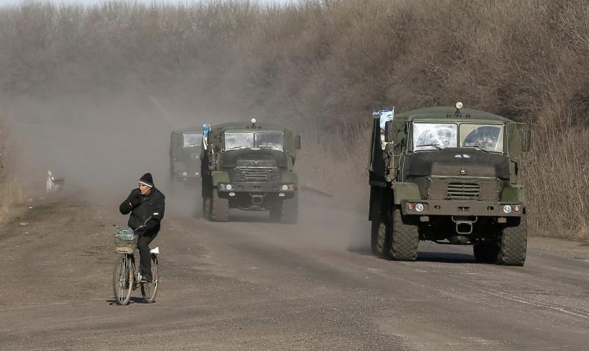 Vehículos militares de las fuerzas armadas ucranianas cerca de Artemivsk, este de Ukraine./REUTERS-Gleb Garanich