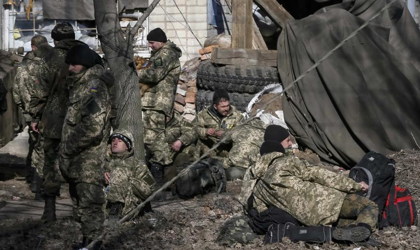 Militares ucranianos que lucharon en Debaltseve en la base militar antes de volver a sus casas, en Artemivsk, este de Ucrania./REUTERS-Gleb Garanich.