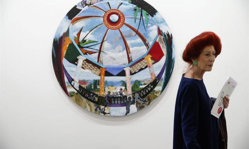 Una mujer ante la obra del artista Carlos Franco que se muestra en la galería Marlborough, en la 34 edición de la Feria Internacional de Arte Contemporáneo./EFE