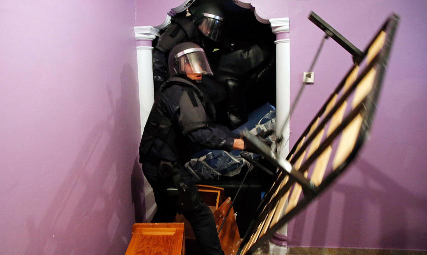 La Policía entra en el apartamento de Emilia Montoya Vázquez para llevar a cabo del desalojo de su familia por la Empresa Municipal de Vivienda y Suelo de Madrid. /SUSANA VERA (REUTERS)