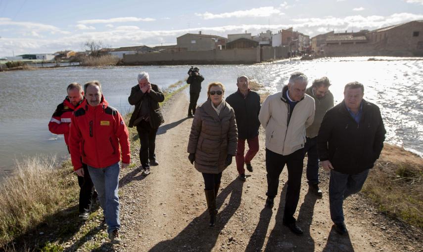 La presidenta de Aragón, Luisa Fernanda Rudi (c), durante la visita que ha realizado este vieres a la localidad de Boquiñeni (Zaragoza), una de las afectadas pro la crecida extraordinaria del Ebro, cuya punta ha entrado hoy en la comunidad aragonesa tras