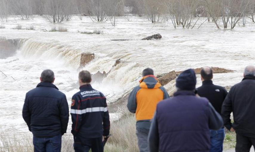 Caudal del río a su paso por Pradilla (Zaragoza), donde muchos de los vecinos, que han estado toda la noche pendientes del nivel de las aguas, han sido desalojados como medida preventiva y los que permanecen en la localidad ayudan para evitar que el río