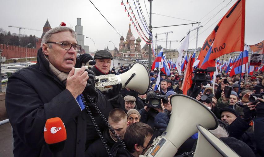 Mikhail Kasyanov, exprimer ministro ruso, habla en la marcha en honor a Boris Nemtsov. REUTERS