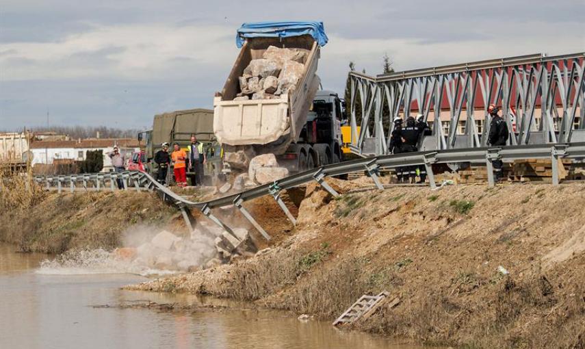 Efectivos de la Unidad Militar de Emergencias (UME) trabajan en la reconstrucción de un puente caído entre las regiones de Boquiñeni y Luceni tras la crecida del río Ebro. Mas de un millar de vecinos de Pradilla y Boquiñeni fueron desalojados ayer y han p