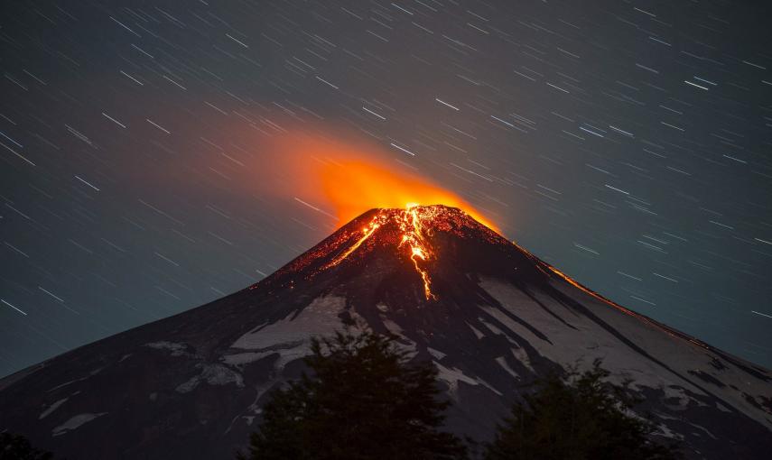 Erupción del volcán Villarrica, hoy 3 de marzo de 2015, en Villarrica, a unos 750 kilómetros al sur de Santiago de Chile. /EFE