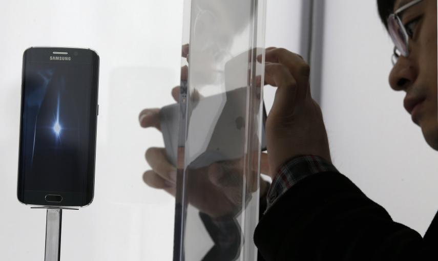 Un hombre toma una fotografía del nuevo modelo de Samsung, el Samsung Galaxy S6, durante el Mobile World Congress./ REUTERS