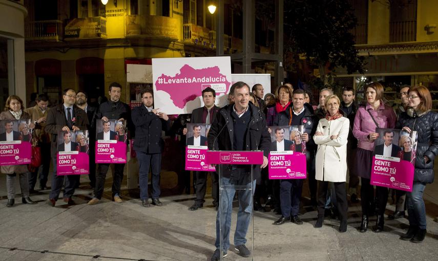 El candidato a la presidencia de la Junta Martín de la Herrán y la líder de UPyD, Rosa Díez y durante el acto de inicio de campaña para las elecciones andaluzas celebrado anoche en Málaga./ EFE