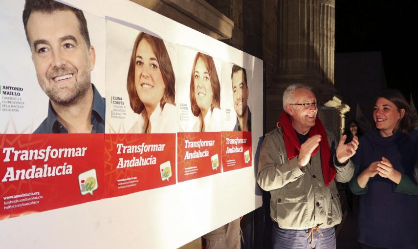 El coordinador general de Izquierda Unida, Cayo Lara, y la candidata por Córdoba, Elena Cortes, durante el acto de inicio de campaña para las elecciones andaluzas celebrado anoche en Córdoba./EFE
