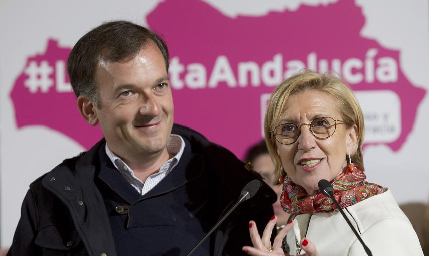 La líder de UPyD, Rosa Díez, y el candidato a la presidencia de la Junta, Martín de la Herrán durante el acto de inicio de campaña para las elecciones andaluzas celebrado anoche en Málaga./ EFE