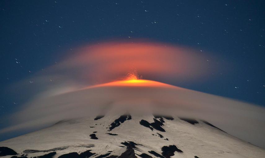 Una imagen del volcán Villarrica, visto desde la ciudad de Pucón, en el sur de Santiago, en Chile. /CLAUDIA BUCAREY (REUTERS)