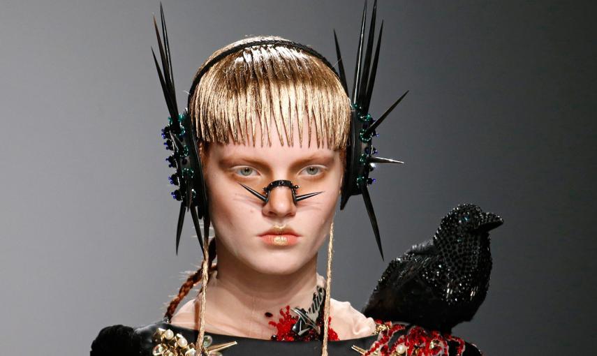 Una modelo presenta una creación del diseñador indio Manish Arora, como parte de su colección de Otoño/invierno 2015/2016, durante la Semana de la Moda de París. / CHARLES PLATIAU (REUTERS)