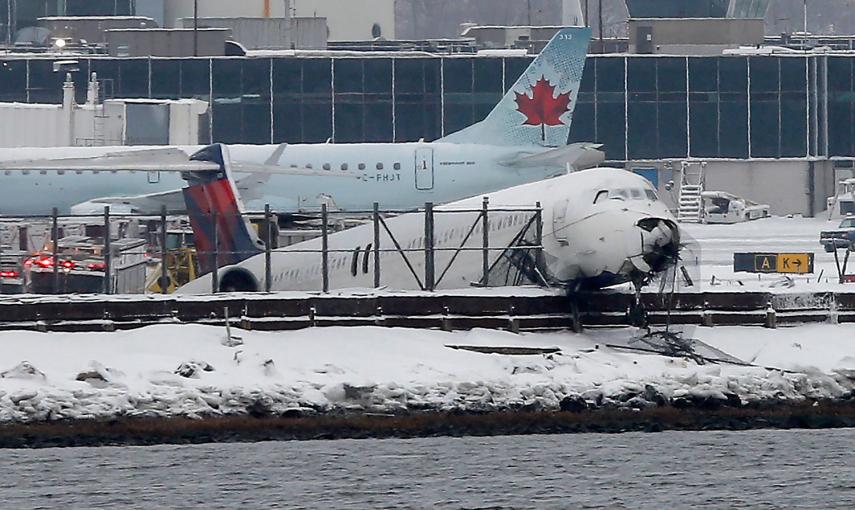 Un avión de la compañía Delta, tras deslizarse fuera de la pista al aterrizar en el aeropuerto de La Guardia, en Nueva York. No hubo heridos. /MIKE SEGAR (REUTERS)