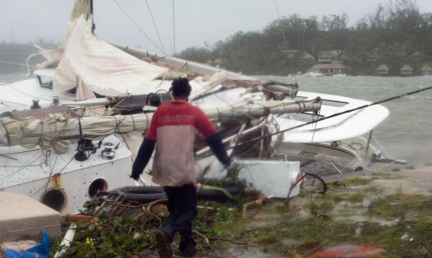 Un habitante de Port Vila, capital de la isla de Vanuatu mira los daños ocasionados por el ciclón. /REUTERS