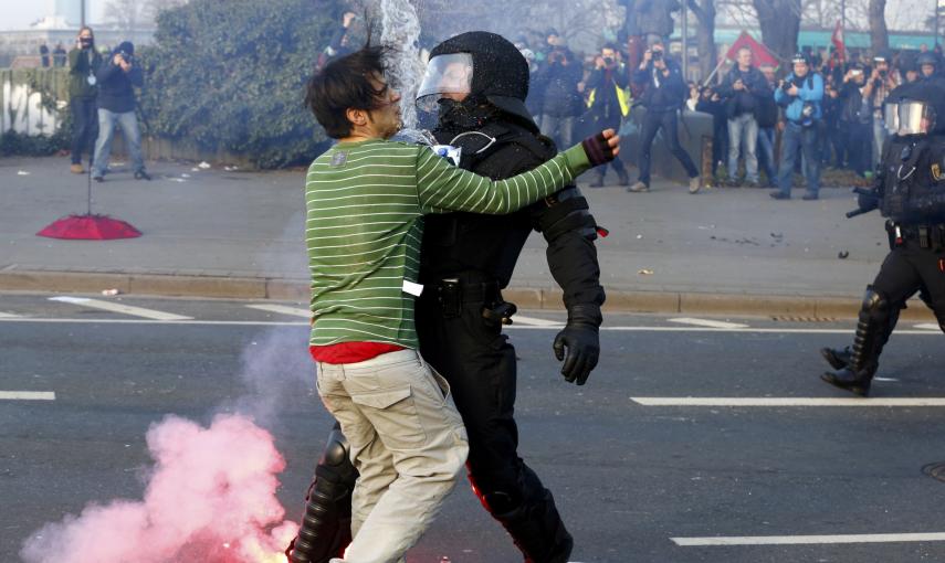 Grupos de manifestantes han protagonizado este miércoles violentos enfrentamientos con el fuerte operativo antidisturbios desplegado en Fráncfort ante la inauguración de la nueva sede del Banco Central Europeo (BCE) que tendrá lugar este mismo miércoles./