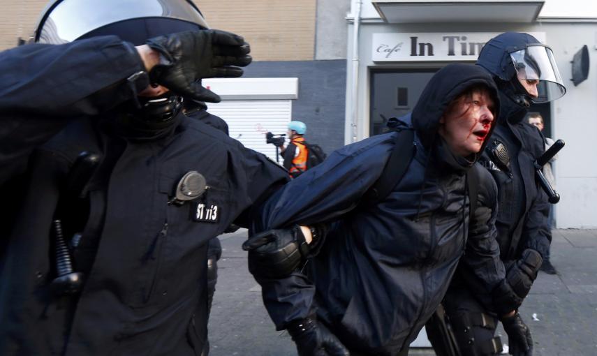 Los manifestantes, algunos de ellos encapuchados, se han enfrentado a la policía a pedradas y han incendiado contenedores de basura en el centro de la capital financiera y banquera alemana./ REUTERS