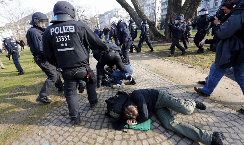 Los policías antidisturbios han cargado fuertemente contra los manifestantes./ REUTERS