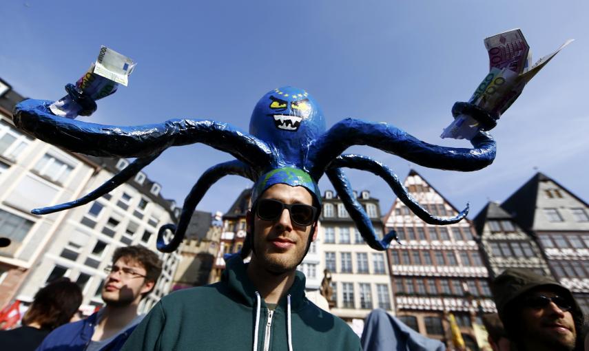 Uno de los manifestantes contra las políticas de austeridad concentrados en el centro histórico de Fráncfort. REUTERS/Kai Pfaffenbach