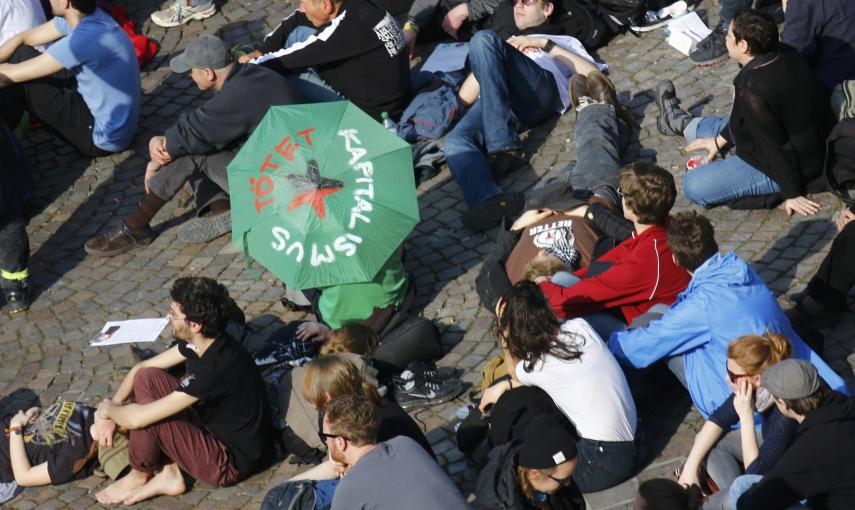 Manifestantes anti capitalistas en la concentración en el centro histórico de Fráncfort contra las políticas de austeridad en la UE, realizada después de la inauguración de la nueva sede del BCE. REUTERS/Kai Pfaffenbach