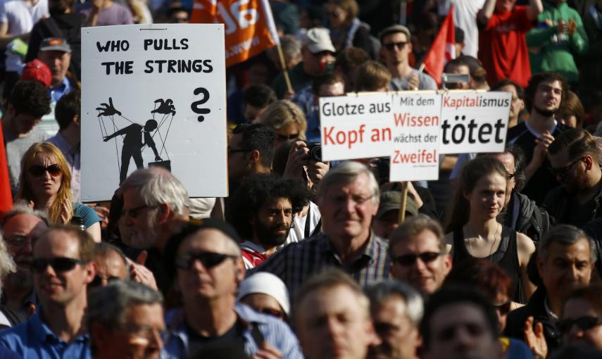 Manifestantes anti capitalistas en la concentración en el centro histórico de Fráncfort contra las políticas de austeridad en la UE, realizada después de la inauguración de la nueva sede del BCE. REUTERS/Kai Pfaffenbach
