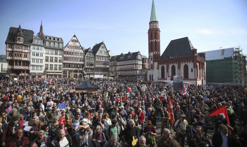 Manifestantes concentrados en la plaza Römer del centro histórico de Fráncfort para protestar contra la inauguración de la nueva sede del BCE. EFE/Fredrik Von Erichsen
