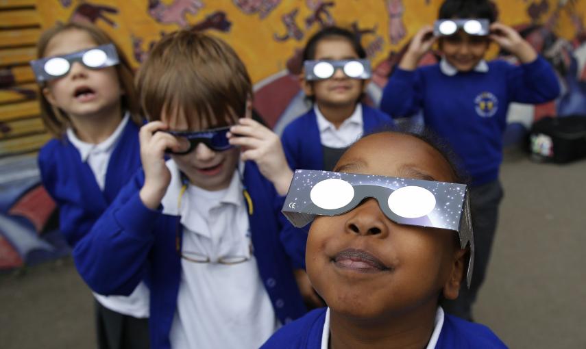 Unos niños de un colegio de Londres, preparados para ver el eclipse parcial de sol. REUTERS/Suzanne Plunkett
