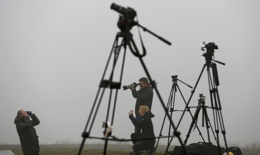 Periodistas con sus cámaras preparados para captar imágenes del eclipse parcial de sol, en la ciudad alemana de Herten. REUTERS/Ina Fassbender