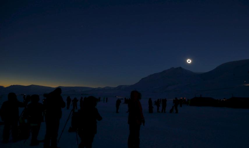 Gente observando el eclipse total de sol en la ciudad noruega de Svalbard. REUTERS/Haakon Mosvold Larsen