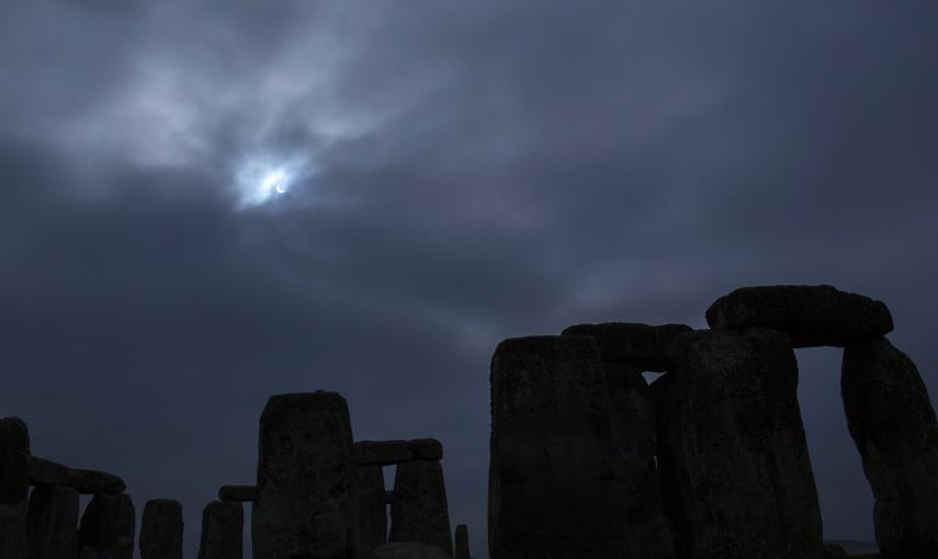 El eclipse parcial de sol sobre Stonehenge, en el suroeste de Inglaterra. REUTERS/Kieran Doherty