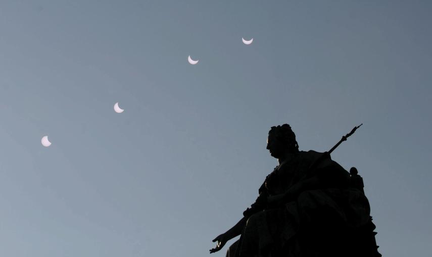 Imagen tomada con una exposición múltiple del eclipse solar parcial tomada desde Viena (Austria). EFE/Roland Schlager