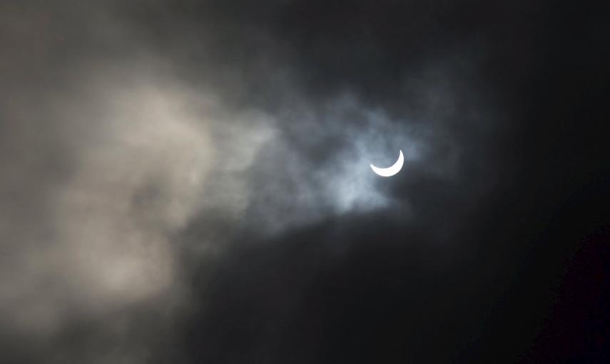 El eclipse parcial de sol visto desde la localidad burgalesa de Pampliega (España). REUTERS/Ricardo Ordonez