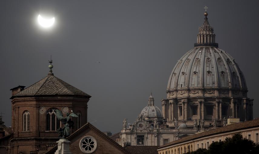 El eclipse parcial de sol sobre la cúpula de la Basílica de San Pedro, en el Vaticano. REUTERS/Yara Nardi