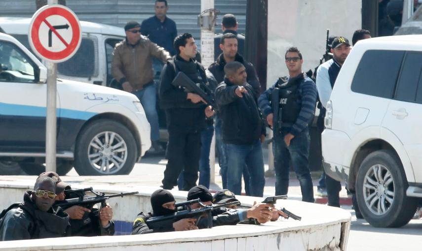 Agentes de policía toman posiciones en torno al parlamento de Túnez. Un arare terrorista se salgo con 21 muertos, entre ellos dos españoles. /ZOUBEIR SOUISSI (REUTERS)