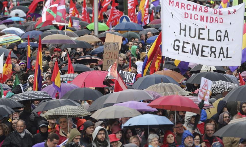 Miles de participantes en las Marchas por la Dignidad con sus paraguas han inundado la Plaza de Colón, donde han confluido las nueve columnas procedentes de todas las comunidades autónomas. EFE/Ballesteros