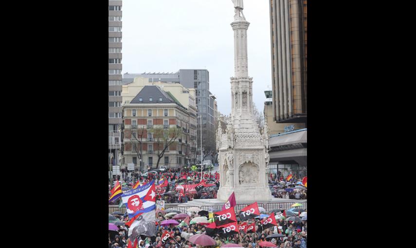 Miles de participantes en las Marchas por la Dignidad han llegado hasta la Plaza de Colón, donde han confluido las nueve columnas procedentes de todas las comunidades autónomas, para protestar contra las consecuencias de las políticas de austeridad. EFE/B