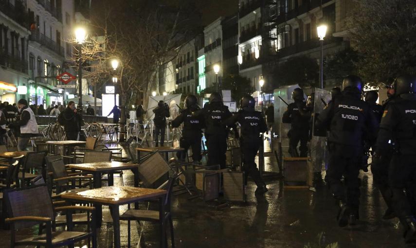 Alrededor de 200 personas de grupos radicales han destrozado mobiliario urbano en los alrededores de la calle Montera, en el centro de Madrid, al término de las Marchas por la Dignidad. EFE/Ballesteros