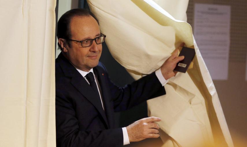 El presidente francés Francois Hollande abandona la cabina de elección de voto en la primera vuelta de las elecciones locales en el país./ REUTERS-Regis Duvignau
