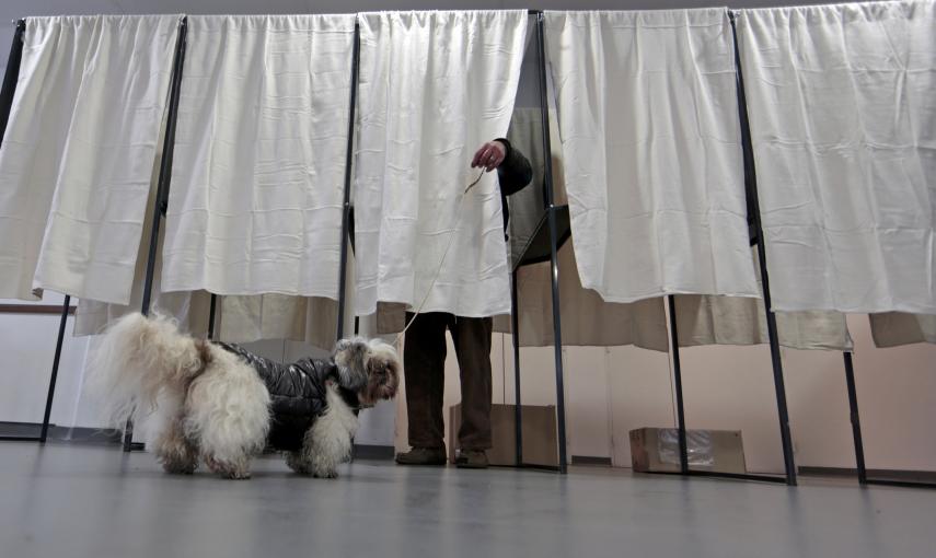Un perro espera a su dueño en una estación de voto en la primera ronda de las elecciones locales francesas en Niza./ REUTERS-Eric Gaillard