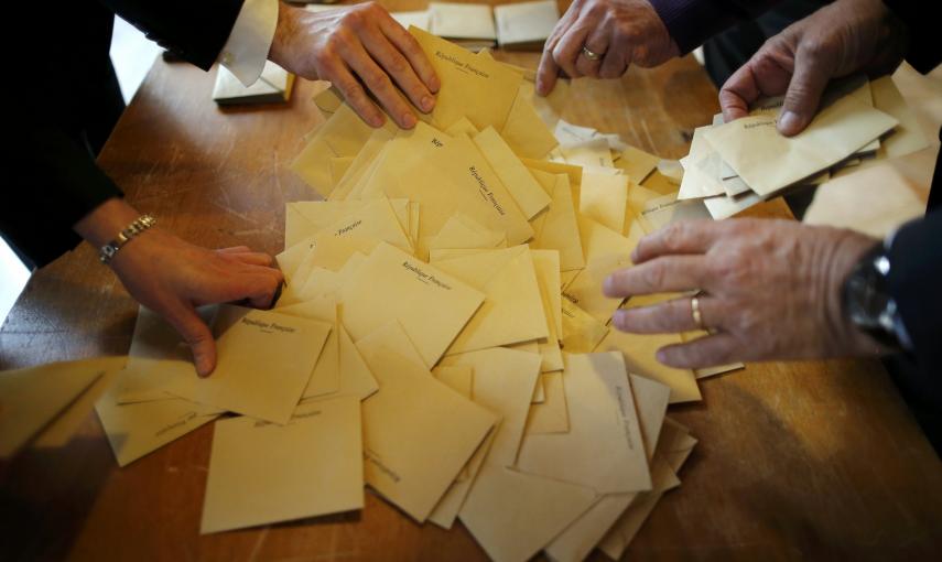 Proceden a empezar el recuento de votos de la primera vuelta de las elecciones francesas en Saint-Sebastien-sur-Loire cerca de Nantes./ REUTERS-Stephane Mahe