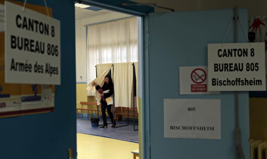 Una mujer abandona la cabina de elección de voto en la primera vuelta de las elecciones locales francesas en Niza./REUTERS-Eric Gaillard