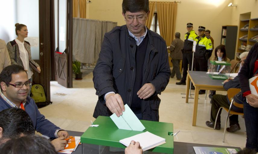 El candidato de Ciudadanos a la Presidencia de la Junta de Andalucía, Juan Marín, vota en la Biblioteca Municipal de Sanlúcar de Barrameda en Cádiz. EFE/Román Ríos