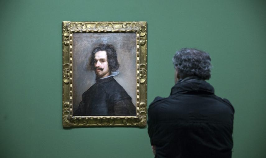 Un visitante observa la obra 'Retrato de hombre', de Diego Velázquez, en la  monográfica dedicada al pintor sevillano en el Grand Palais de París. EFE/ETIENNE LAURENT