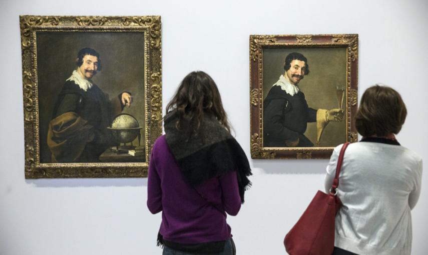 Visitantes observan las obra 'Demócrito' y una copia que se encuentra en Toledo (Ohio), en la monográfica dedicada a Diego Velázquez en el Grand Palais de París. EFE/ETIENNE