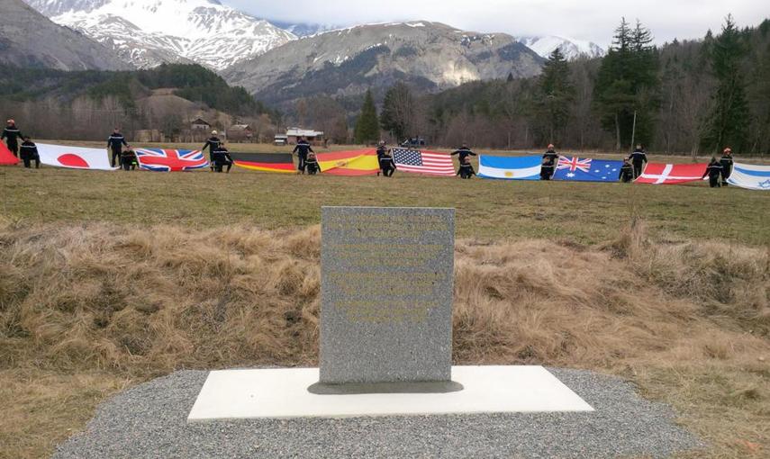 Acto de homenaje a las víctimas de Germanwings con las banderas de todas las nacionalidades de las víctimas presentes. REUTERS/Eric Gaillard