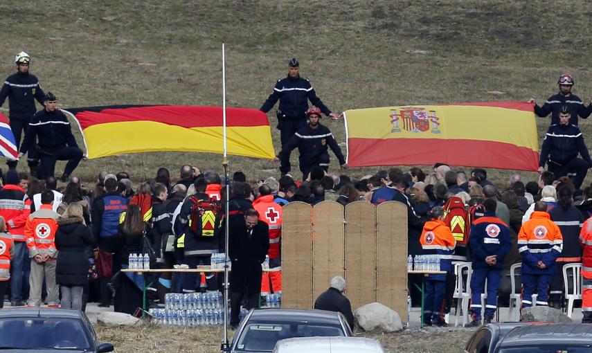 Acto de homenaje a las víctimas de Germanwings con las banderas de todas las nacionalidades de las víctimas presentes. REUTERS/Eric Gaillard