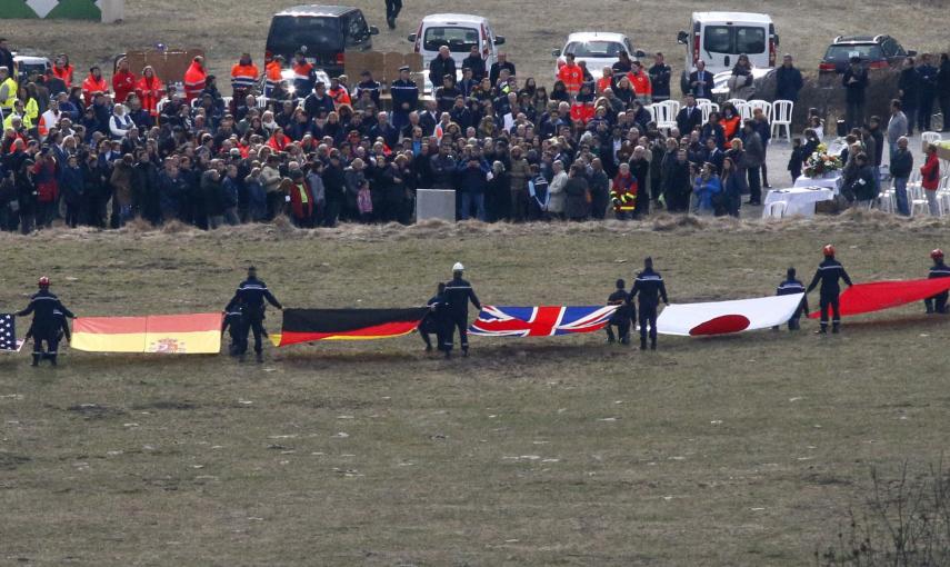 Acto de homenaje a las víctimas de Germanwings con las banderas de todas las nacionalidades de las víctimas presentes. REUTERS/Eric Gaillard